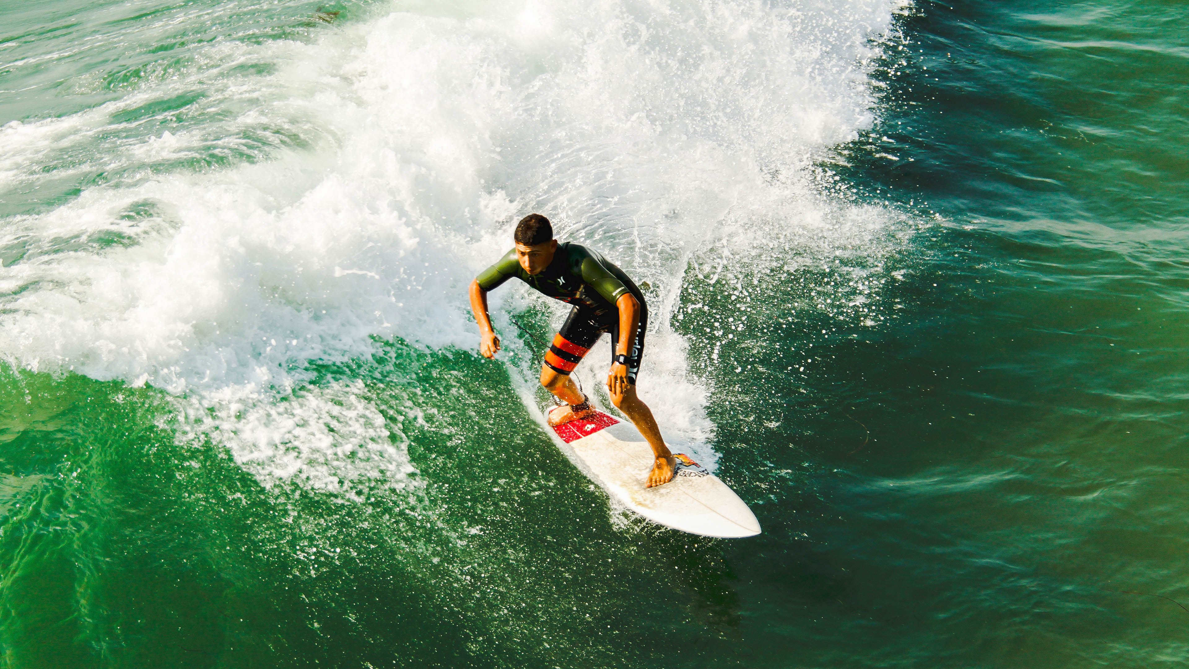 打投降了!布克助太阳末节轰出7-0领先到21分 马刺换下主力放弃,布克谈准绝杀